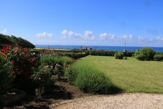 Blick vom Garten auf das Meer