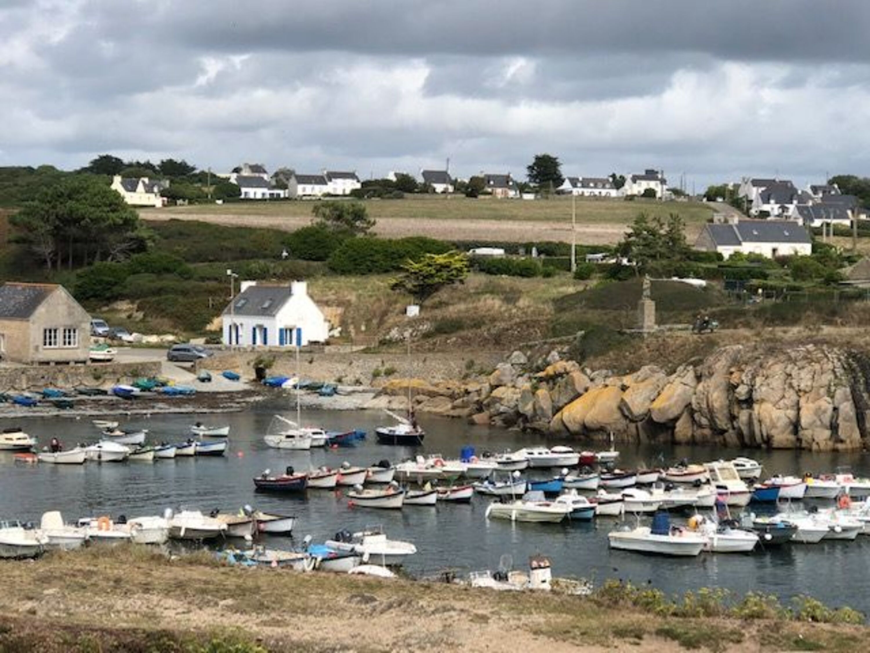 Der kleine Hafen in Pors Poulan