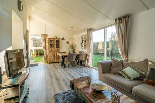 Das helle, gemütliche Wohnzimmer mit Kaminofen