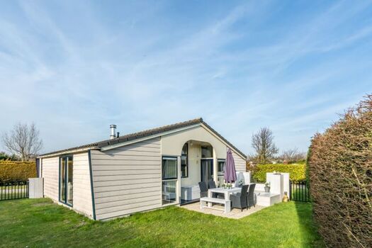 Freistehende Bungalow mit sonnigem Garten (Winterfoto)