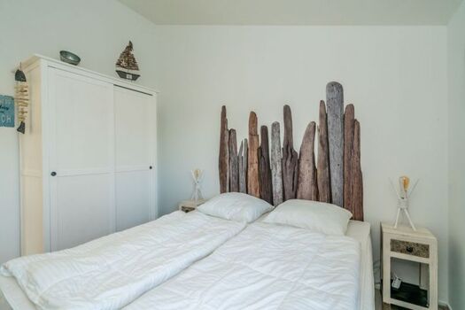 Schlafzimmer 2 mit 2 Boxspringbetten und Kleiderschrank