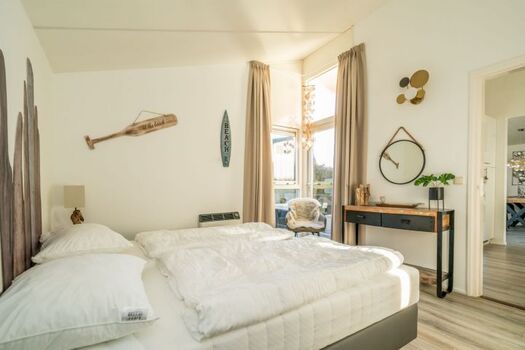 Schlafzimmer 1 mit 2 Boxspringbetten und Kleiderschrank