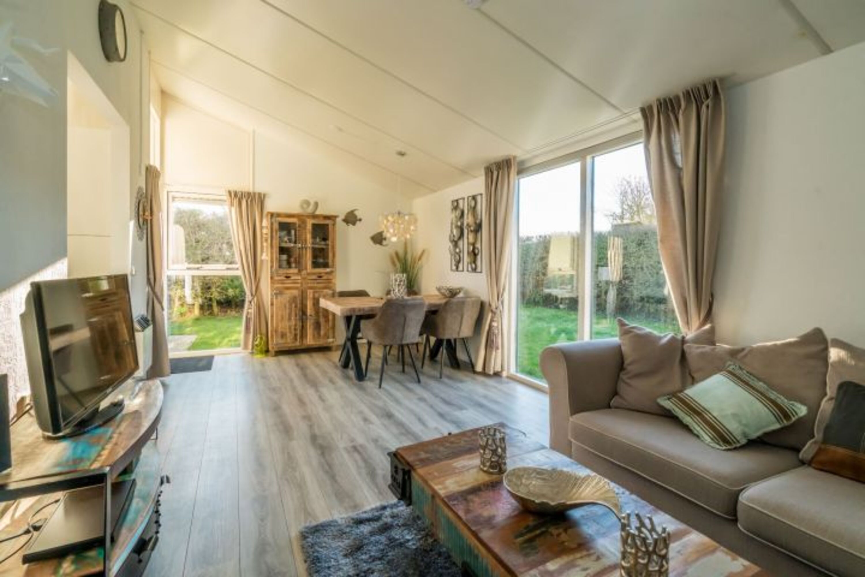 Das helle, gemütliche Wohnzimmer mit Kaminofen