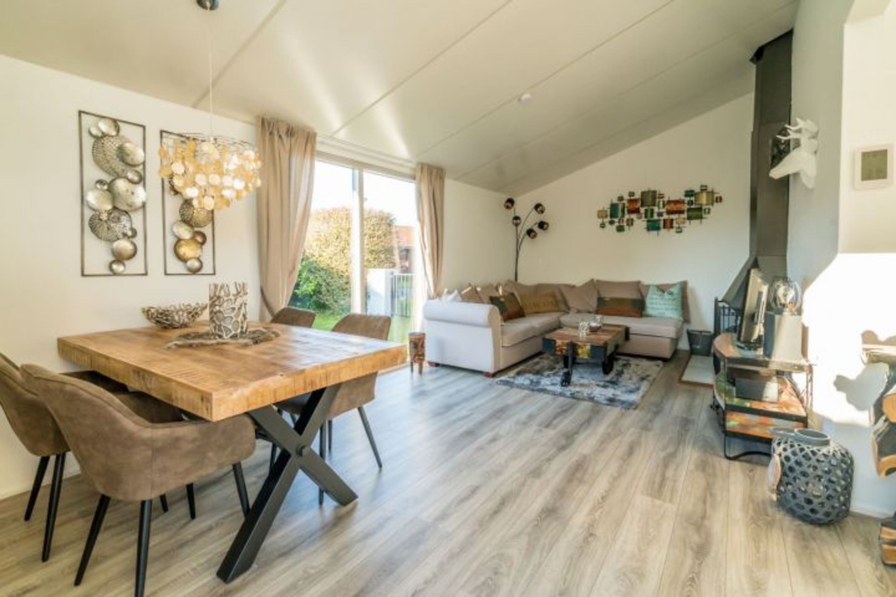 Das helle, gemütliche Wohnzimmer mit Kaminofen