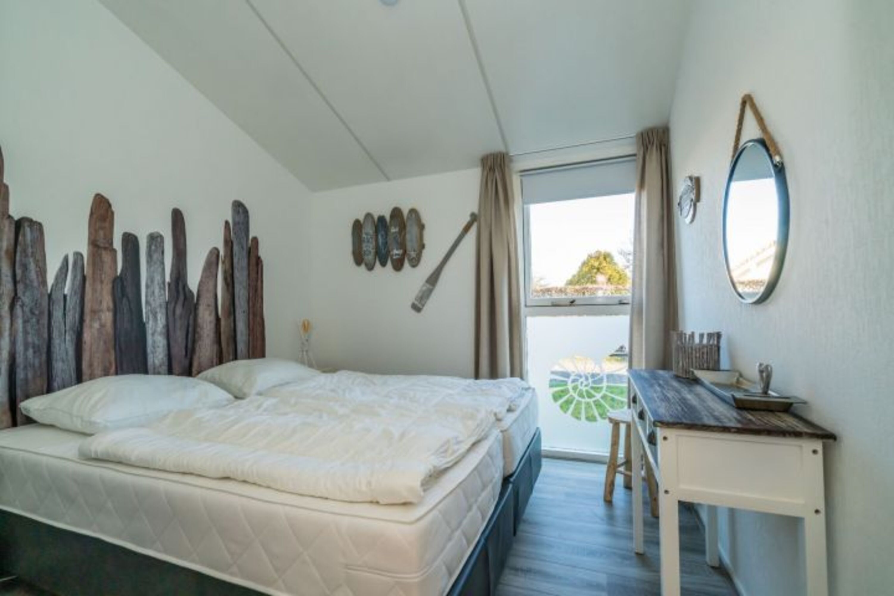 Schlafzimmer 2 mit 2 Boxspringbetten und Kleiderschrank