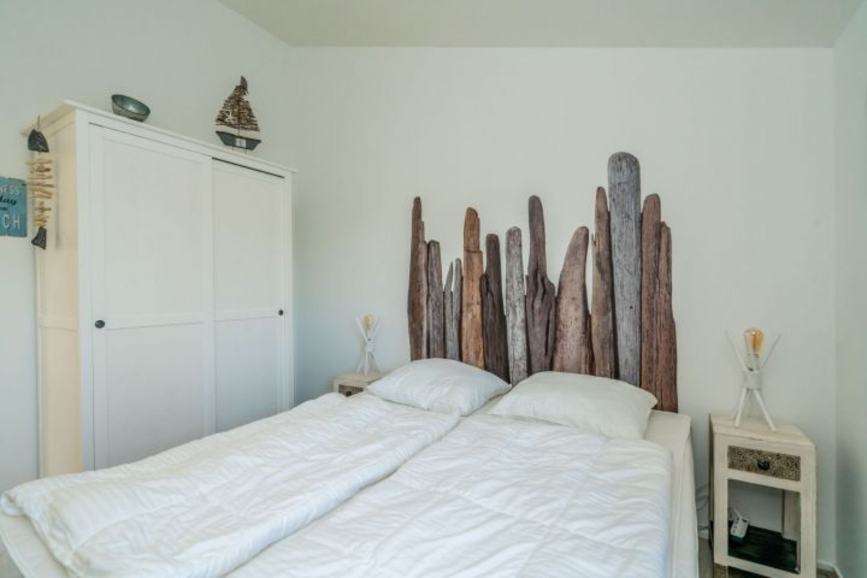 Schlafzimmer 2 mit 2 Boxspringbetten und Kleiderschrank
