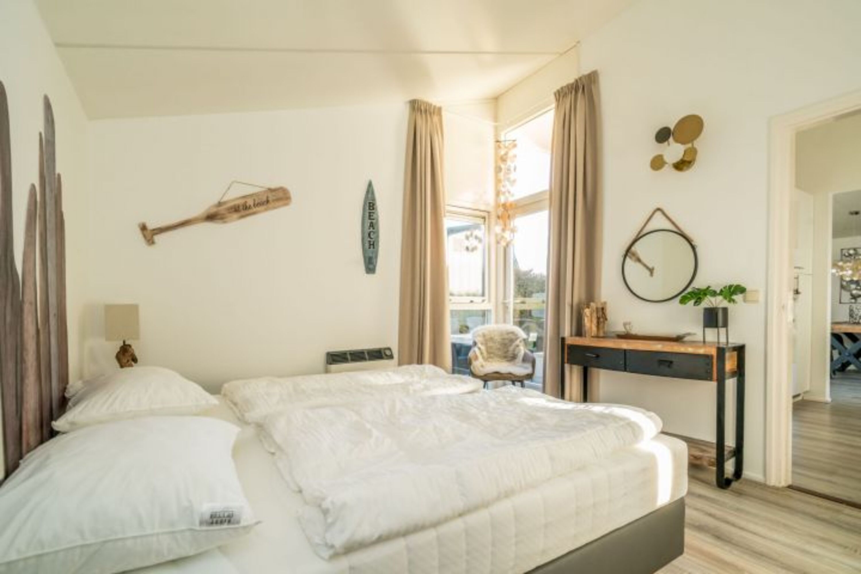 Schlafzimmer 1 mit 2 Boxspringbetten und Kleiderschrank