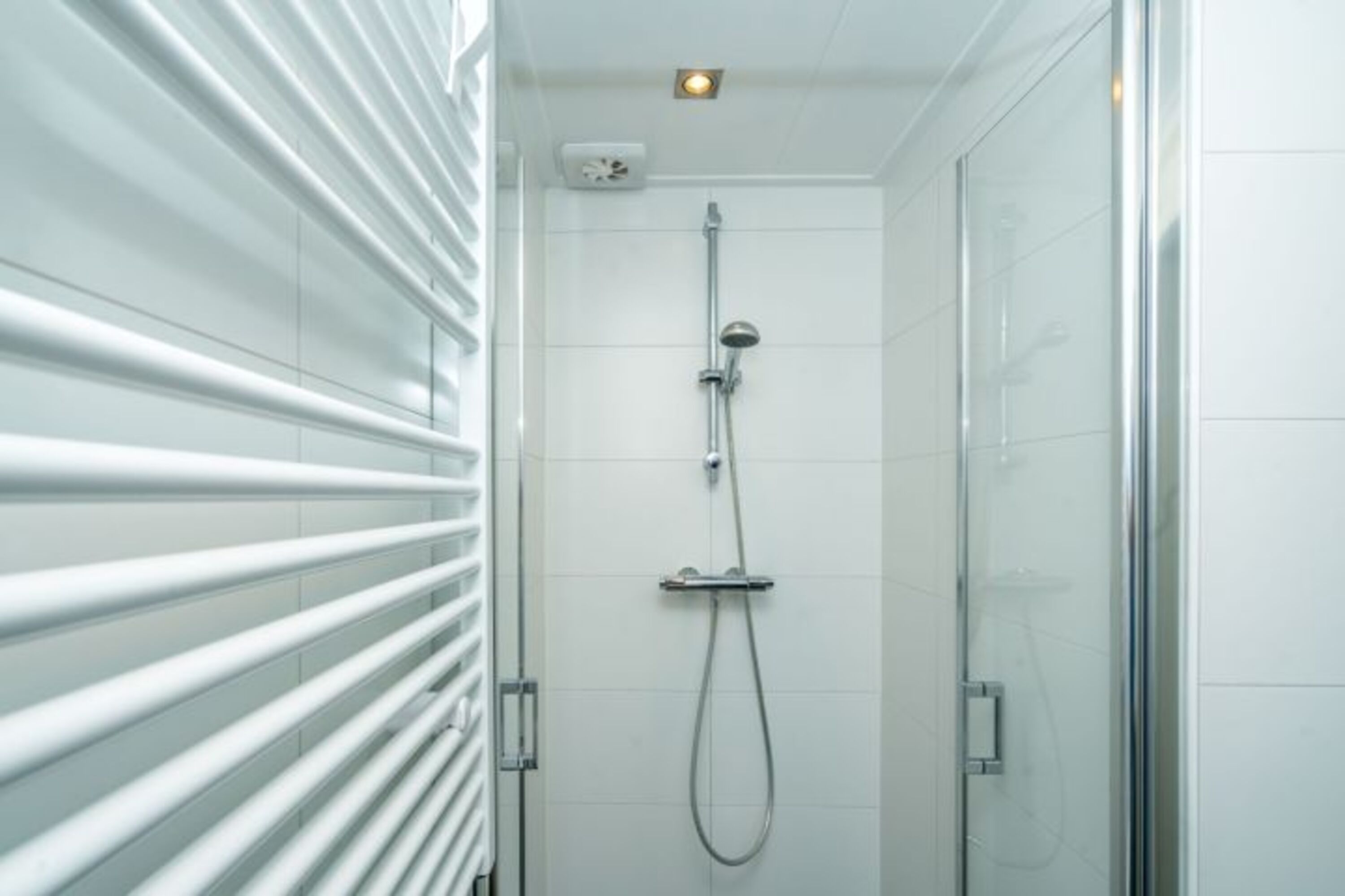 Das neue Badezimmer mit Dusche, Waschbecken, Toilette