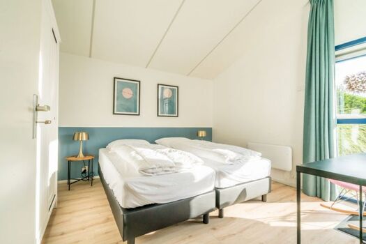 Schlafzimmer 1 mit 2 Luxus Boxspringbetten und Schrank