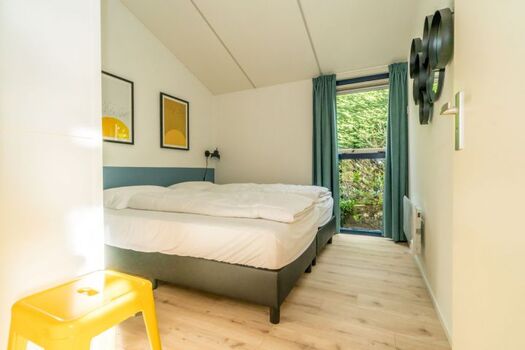 Schlafzimmer 2 mit 2 Luxus Boxspringbetten und Schrank
