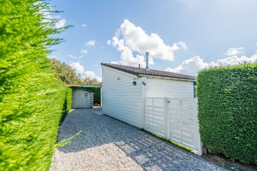Parkplatz (2 Autos) und Gartenhaus (für Fahrrad)