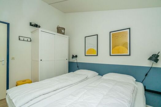 Schlafzimmer 2 mit 2 Luxus Boxspringbetten und Schrank