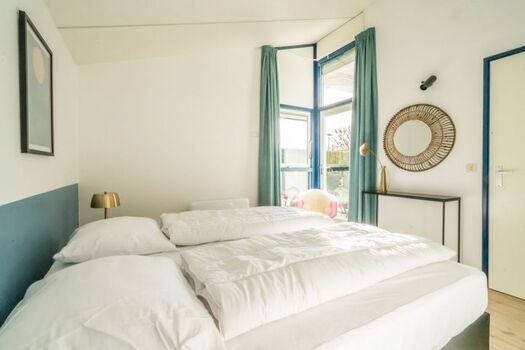 Schlafzimmer 1 mit 2 Luxus Boxspringbetten und Schrank