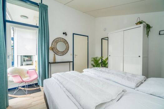Schlafzimmer 1 mit 2 Luxus Boxspringbetten und Schrank