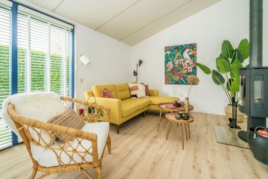 Die tolle Sitzecke mit Loungecouch und Kaminofen