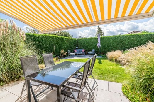 Die sonnige Terrasse mit Gartengruppe und elektrischer Markise