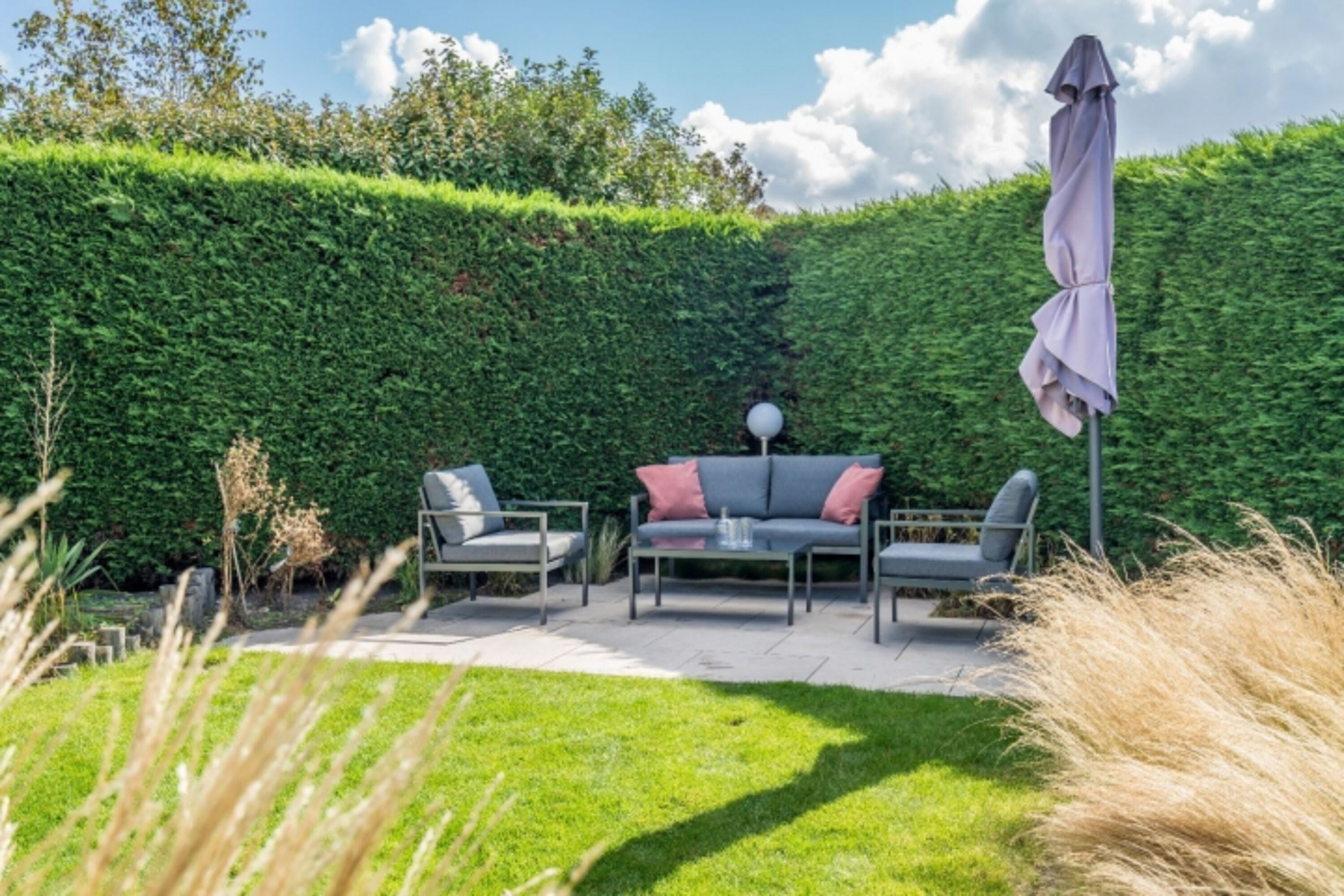 Die 2. Terrasse mit Lounge-Ecke