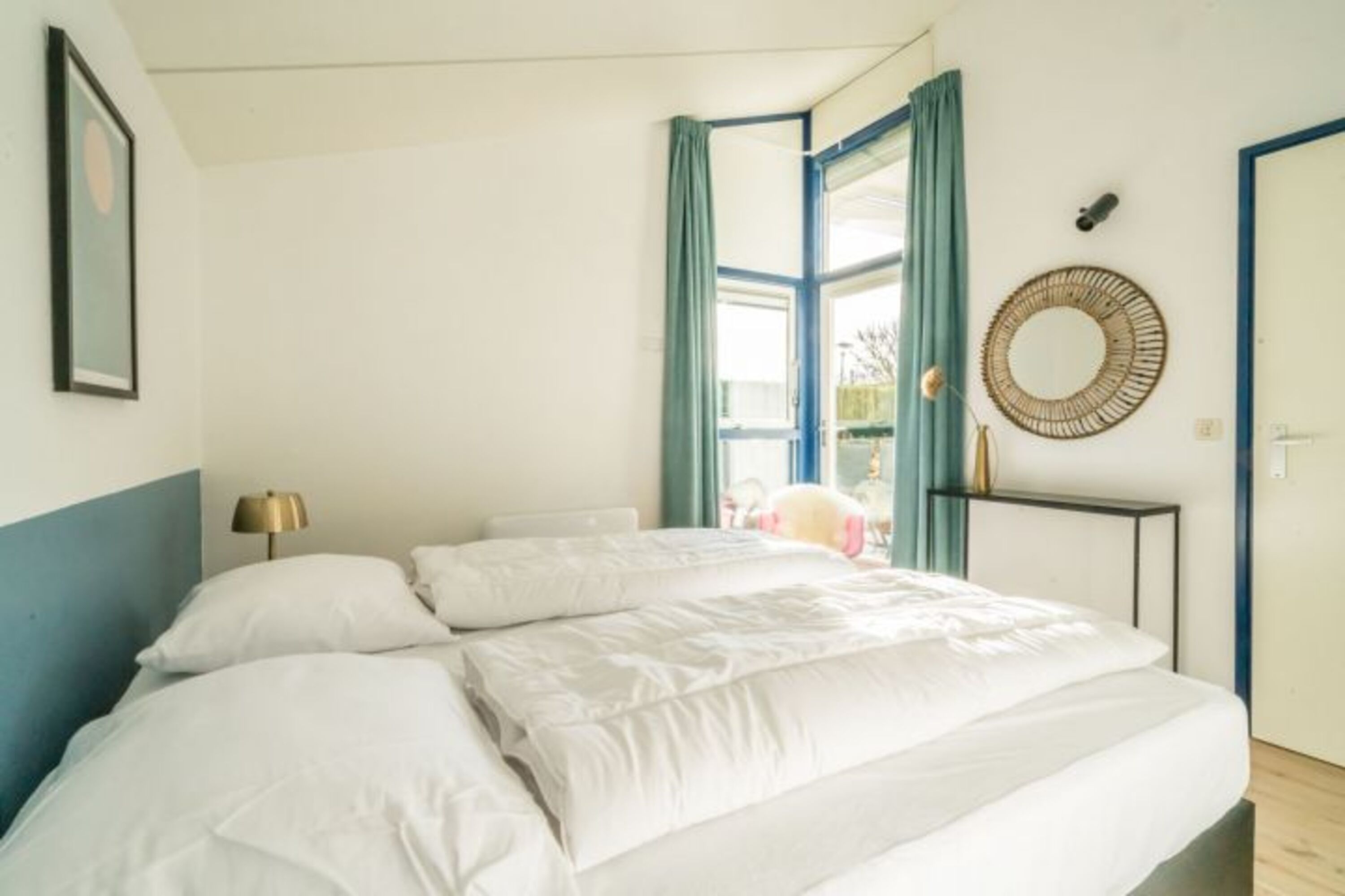 Schlafzimmer 1 mit 2 Luxus Boxspringbetten und Schrank