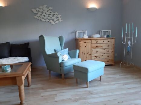 Wohnzimmer mit Blick in den großen Garten 