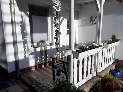 Sonnige kleine  überdachte Terrasse  vor der Haustür