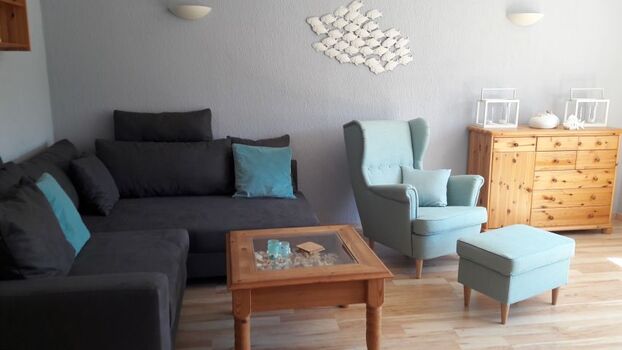 Wohnzimmer mit Blick in den großen Garten