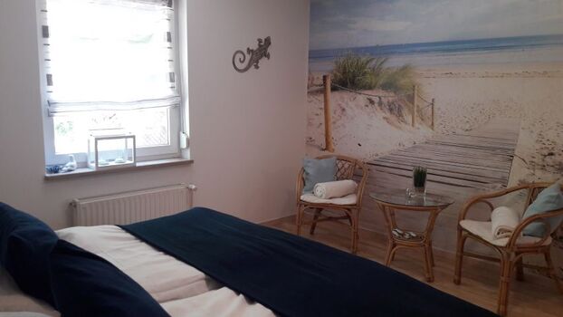 Schlafzimmer mit Blick in den Wald