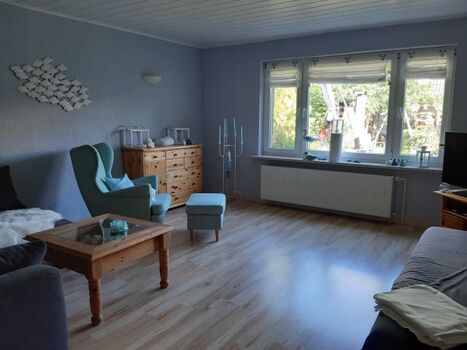 Wohnzimmer mit Blick in den großen Garten 