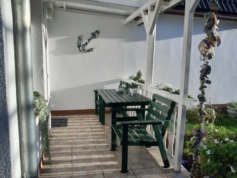 Überdachte Frühstücksterrasse vor ihrer Haustür