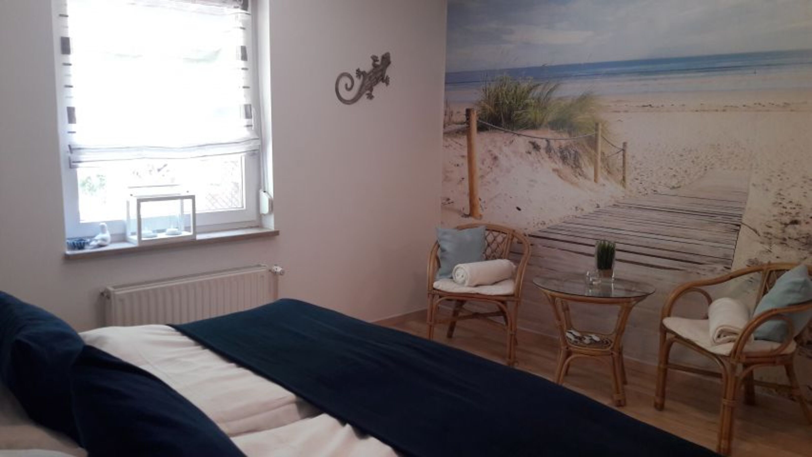 Schlafzimmer mit Blick in den Wald