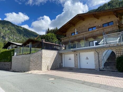 Garagen und Stellplätze direkt vor dem Haus