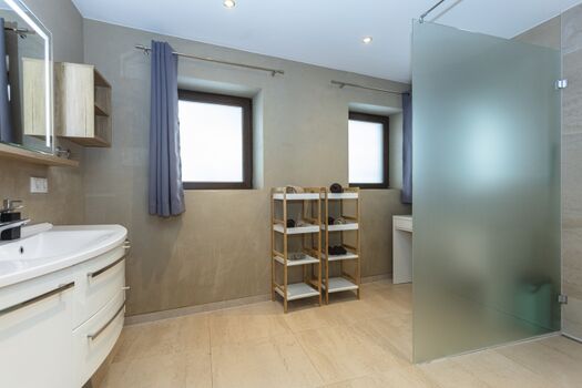 Bad mit Regenfalldusche