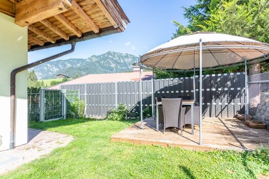 Garten der Wohnung Steinplatte (1,5m hoch eingezäunt)