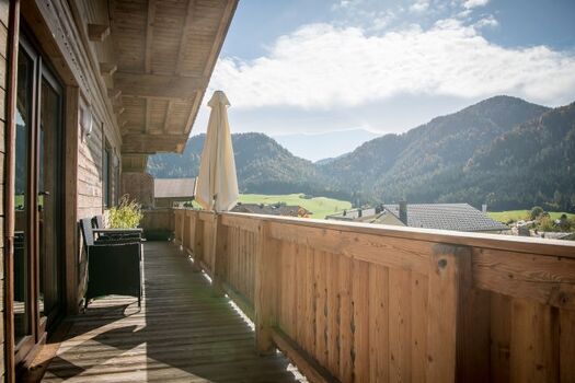 Balkon mit direktem Zugang zum ebenerdigen Garten