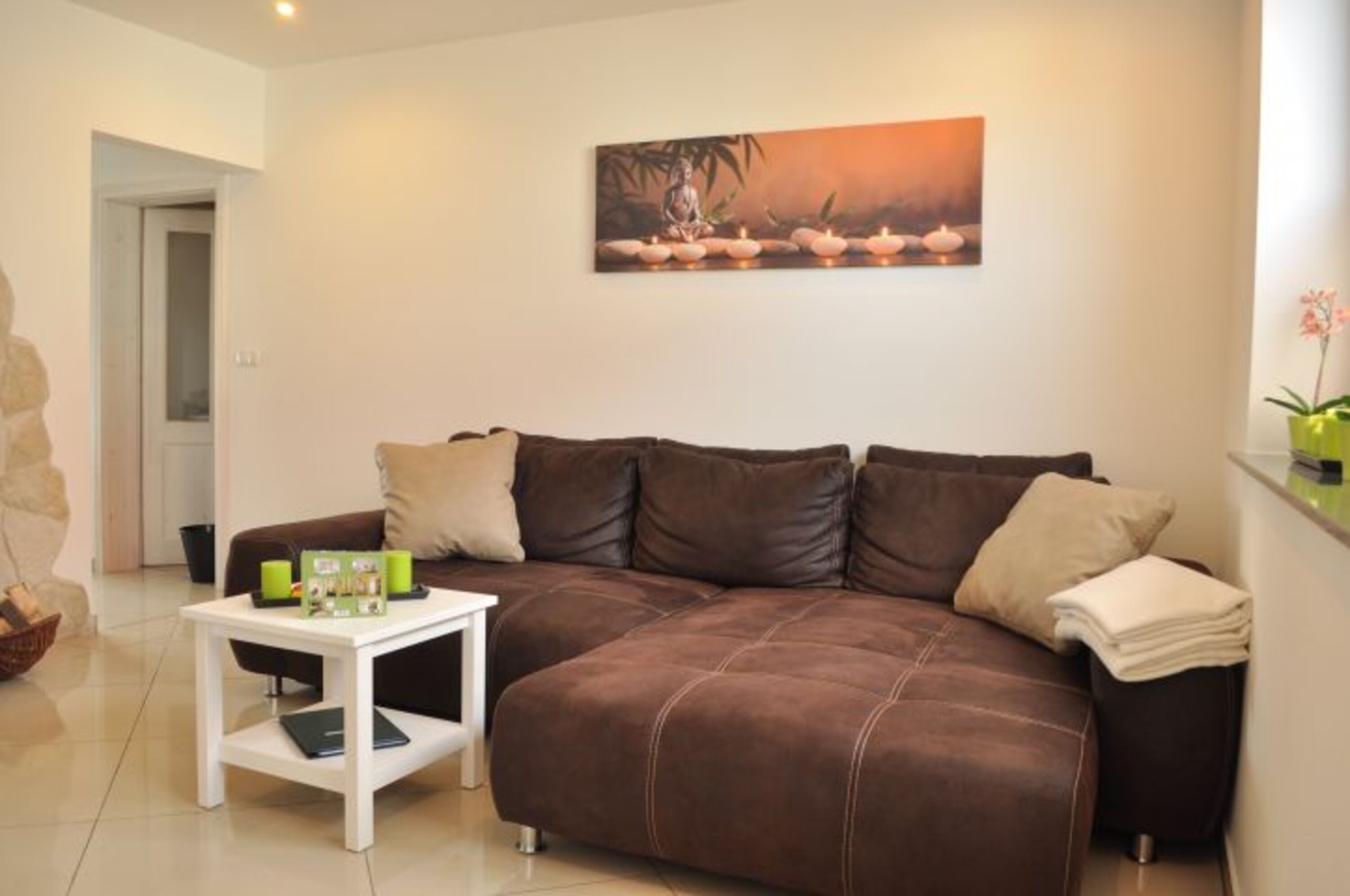 Wohnzimmer mit Boxspring-Schlafsofa für 3. und 4. Person