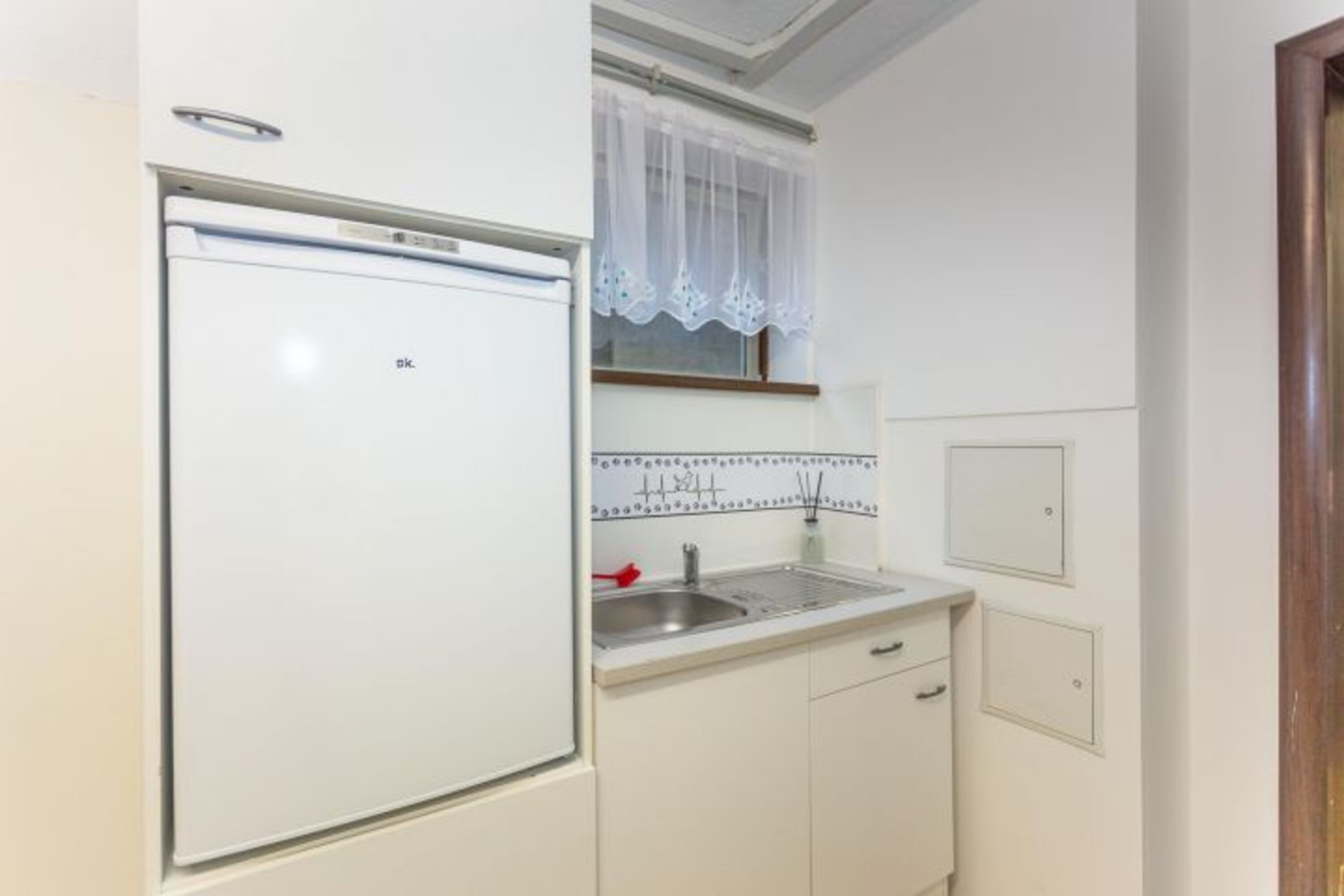 Futtervorbereitungsküche inkl. separatem Froster im Keller