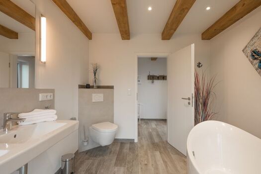 Linas Huis - Wellnessbadezimmer im EG mit großer Badewanne 