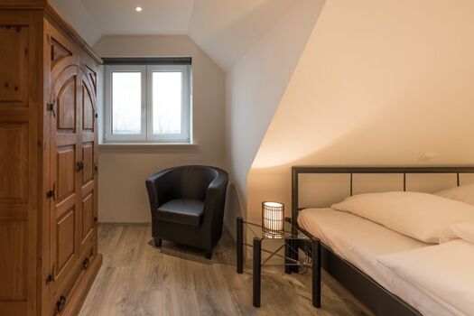 Linas Huis - Schlafzimmer mit großem Doppelbett  ( 180x200 )