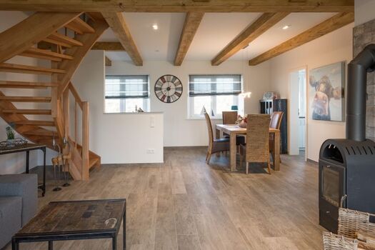 Linas Huis - Heller Wohn uns Essbereich mit Kaminofen 