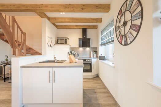 Linas Huis - Moderne Küche mit kleiner Insel 