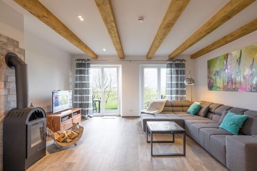 Linas Huis - Helles Wohnzimmer mit Kaminofen