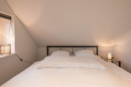 Linas Huis -  Schlafzimmer mit großem Doppelbett ( 180x200 )