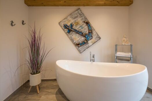 Linas Huis - Wellnessbadezimmer im EG mit großer Badewanne