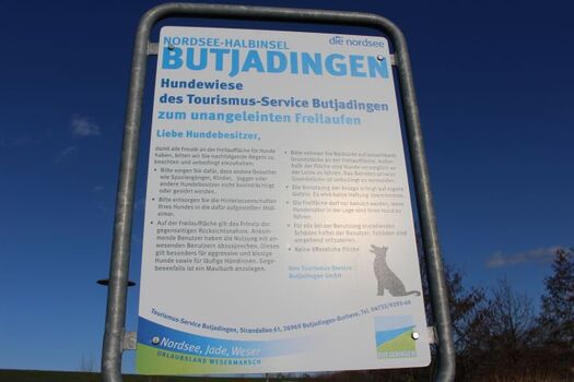 Hundewiese mit Hundespielplatz