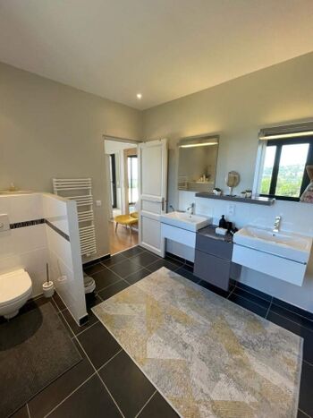 Masterbad mit Dusche, Badewanne und WC