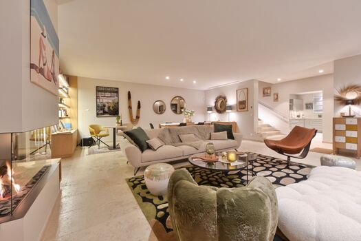 Wohnzimmer mit gemütlicher Kaminecke