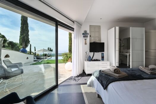 Großes Schlafzimmer unten mit Ausgang zur Terrasse