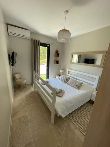 Schlafzimmer unten mit Ausgang Garten