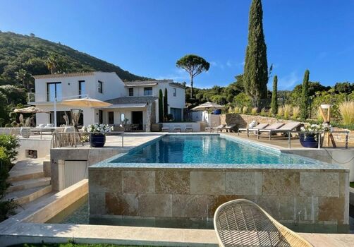 nach drei Seiten offener Infinity-Pool