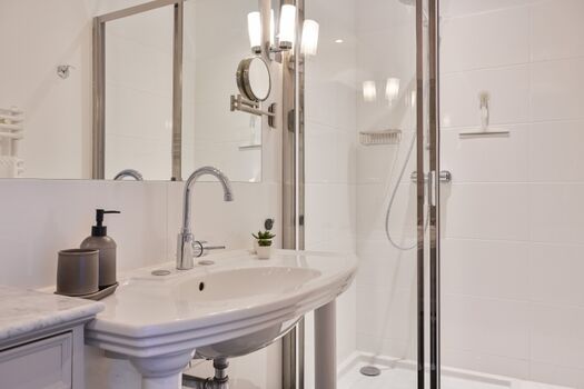 Bad en Suite zu Schlafzimmer unten