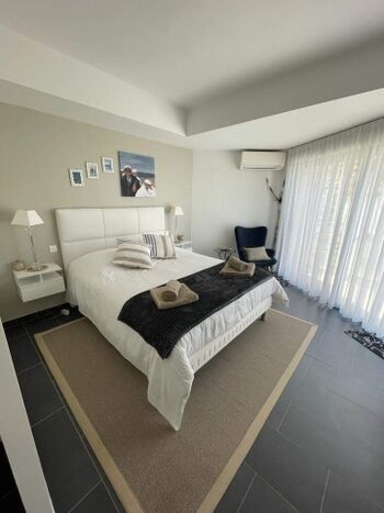 Großes Schlafzimmer unten mit Bad en Suite